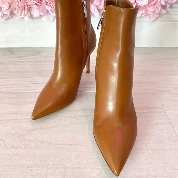 Gianvito Rossi!! Pointed toe ankle boots! camel/brown never worn. size 37.5